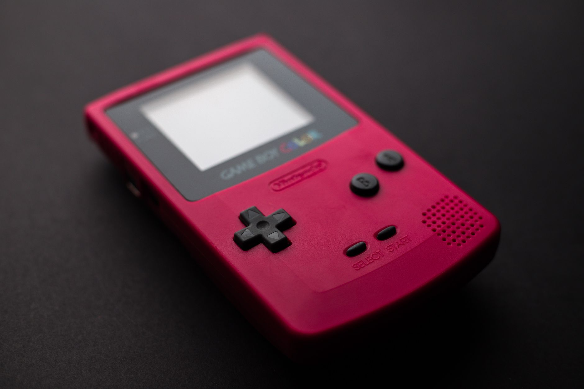 Nintendo Game Boy rouge en gros plan présentant le design de la console de jeu rétro.