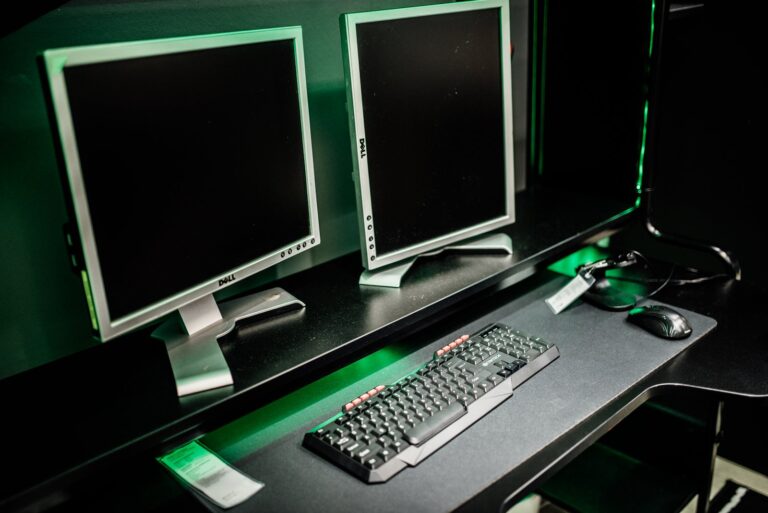 Une console mal placée fatigue plus vite qu’un matériel modeste bien disposé