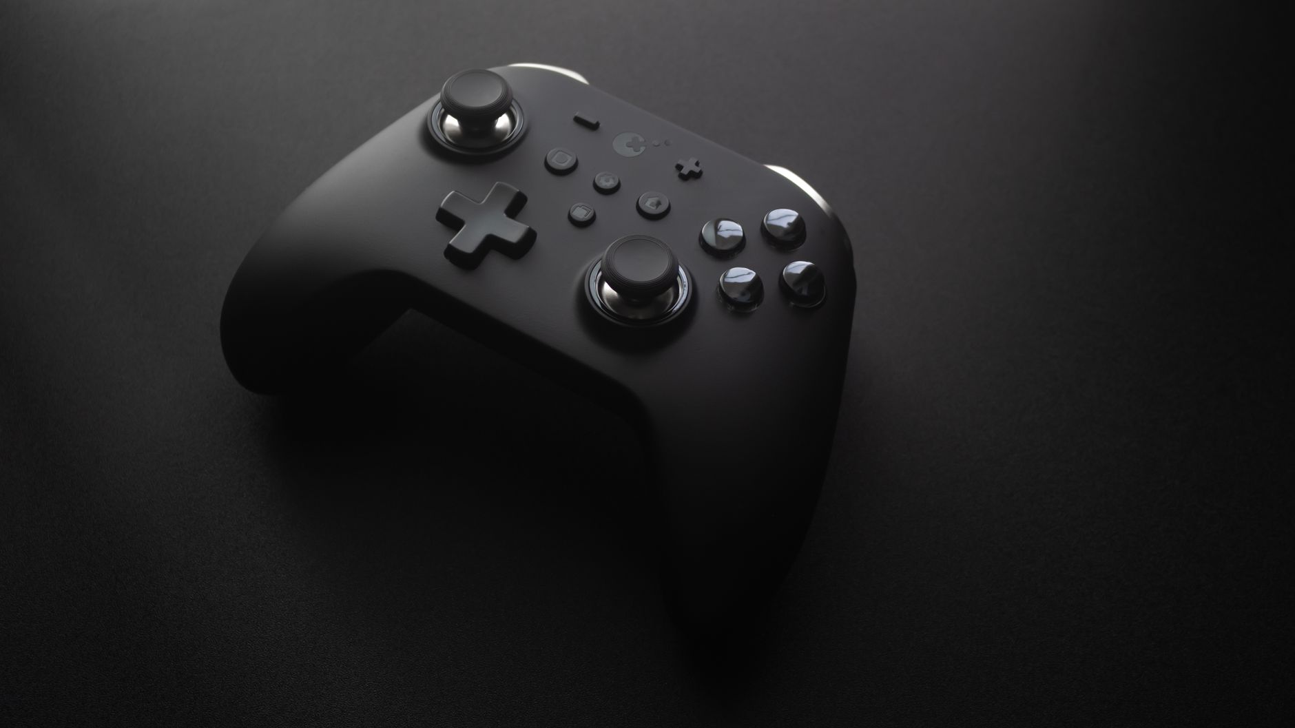 Manette de jeu vidéo posée dans la pénombre